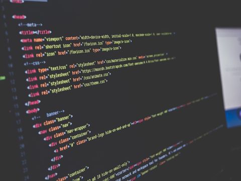 HTML- und CSS-Quelltext in bunter Syntaxhervorhebung auf einem dunklen Monitor