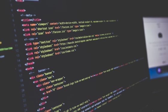 HTML- und CSS-Quelltext in bunter Syntaxhervorhebung auf einem dunklen Monitor