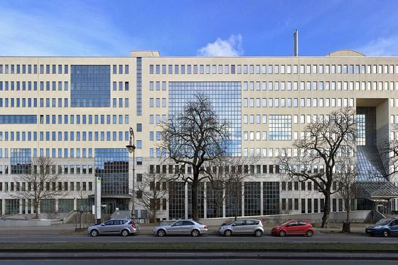 Lange helle Bürofassade der Deutschen Rentenversicherung in Berlin-Kreuzberg mit parkenden Autos